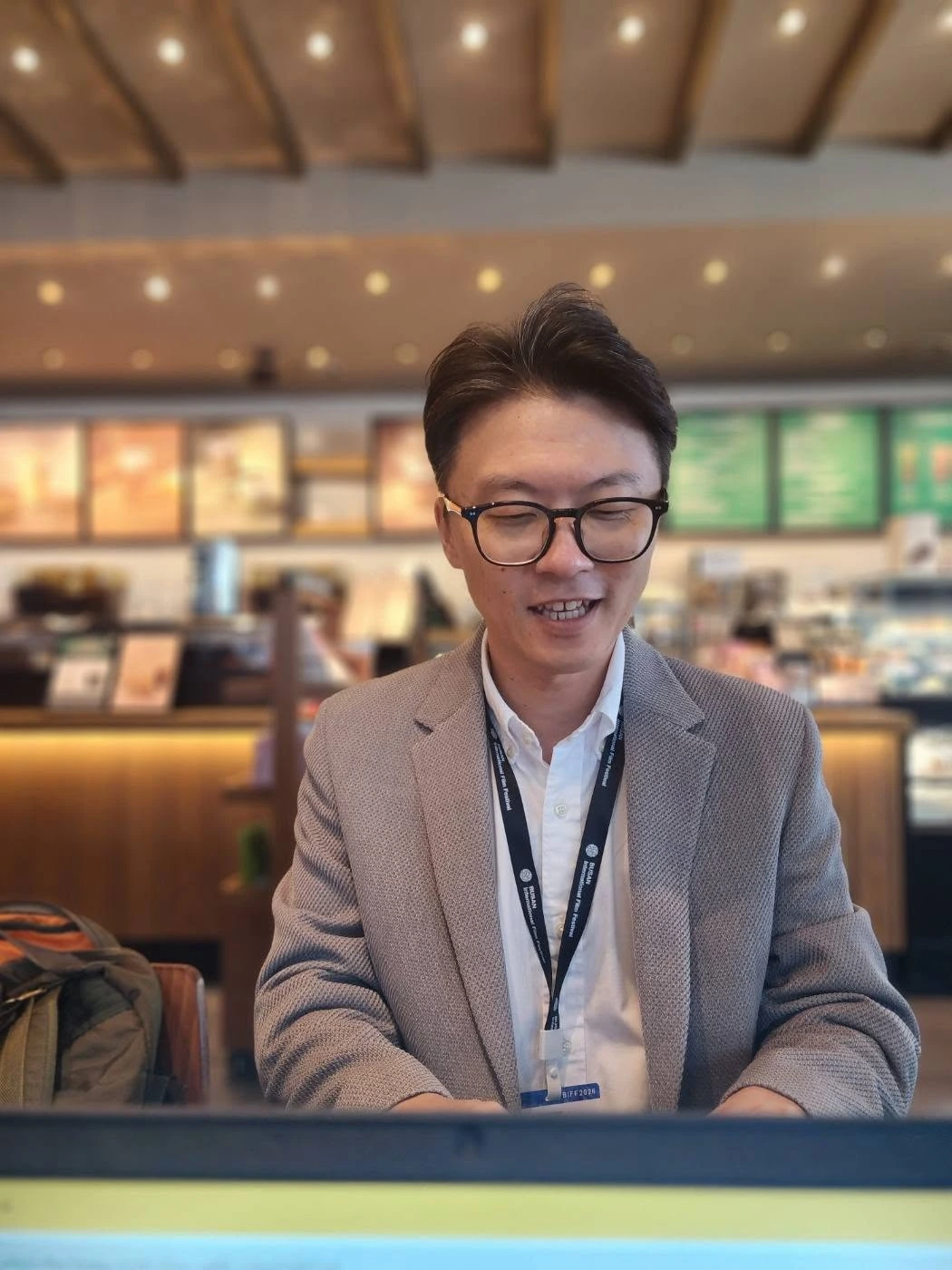 포럼 현장에서 자료를 확인하는 모습.